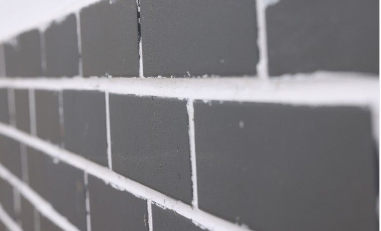 Detalle del alicatado tipo metro gris con la junta blanca recién rejuntada