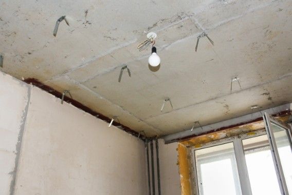 Anclajes de perfilería en el forjado Horquillas de anclaje colocadas en el forjado de hormigón antes de montar el falso techo