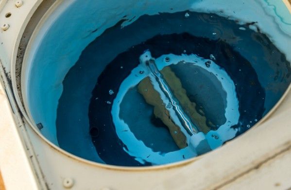 Interior de un depósito de agua con el revestimiento impermeable azul ya terminado