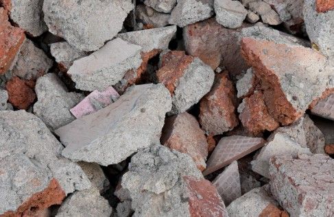 Residuo de derribo para gestor autorizado Escombro de ladrillo y hormigón troceado apilado a la espera de su retirada