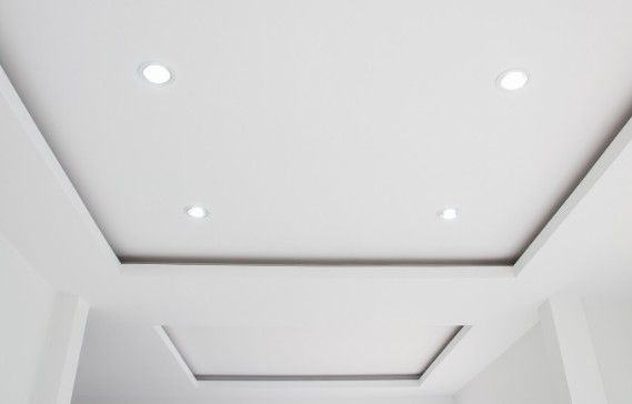 Falso techo de pladur con iluminación integrada Falso techo de pladur terminado, con foseado perimetral y focos empotrados encendidos
