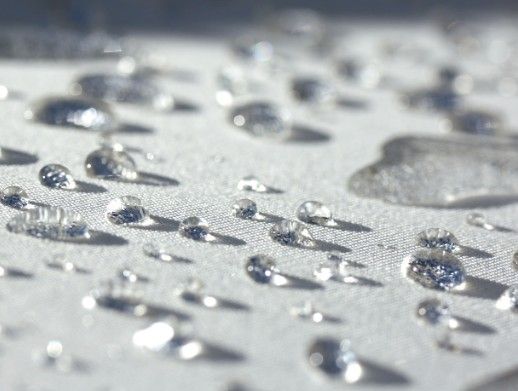 Efecto de un tratamiento hidrófugo Gotas de agua perladas sobre una superficie tratada con hidrofugante, sin llegar a absorberse