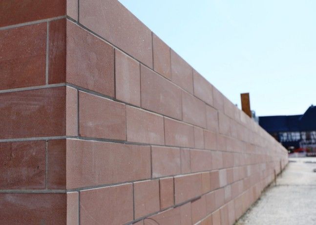 Muro de bloque cara vista Muro de bloque cara vista recién levantado en el cerramiento de una parcela