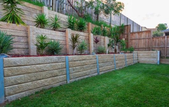 Muro de contención escalonado Muro de contención de bloque prefabricado escalonado para salvar el desnivel de una parcela