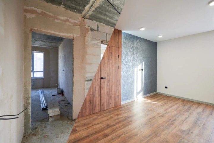 Salón: obra en curso y resultado final Composición de un salón a medio reformar frente al mismo espacio ya terminado con tarima
