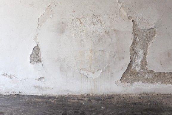 Revestimiento disgregado por humedad Revoco levantado y desprendido en la parte baja de un muro interior afectado por humedad