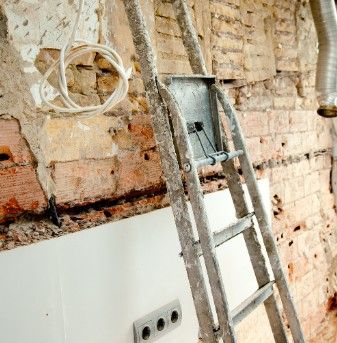 Roza para instalación eléctrica Roza abierta en una pared de ladrillo con la caja de mecanismos y el cableado a la vista