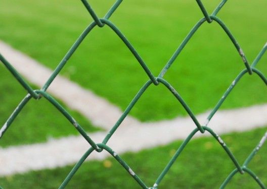 Vallado de malla de simple torsión Detalle de una valla metálica de malla de simple torsión plastificada en verde
